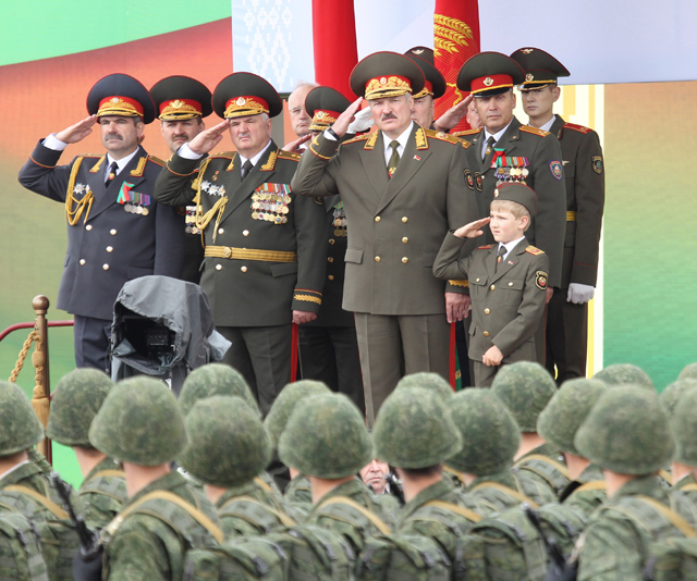 Николай Лукашенко вместе с отцом принимает парад в честь 9 мая Фото: ТАСС / БелТА