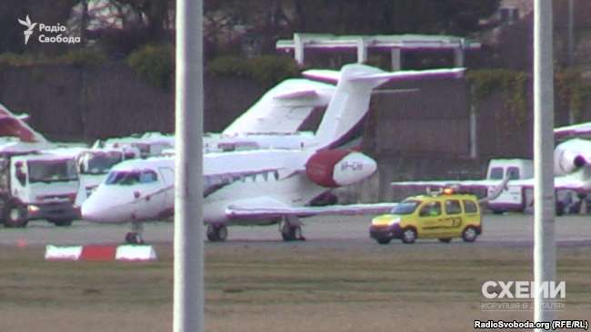 Літак Віталія Хомутинника в аеропорту Женеви