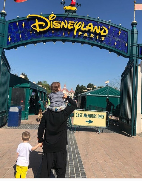 Monatik поеÑ
ал Ñо Ñвоими деÑÑми и женой в ÐиÑнейленд dqxikeidqxiqqeant