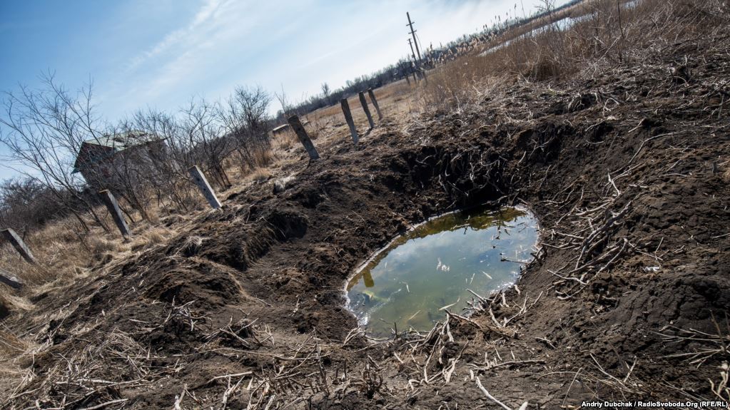 Свіжа вирва від снаряда калібру 152 міліметри посеред села говорить про те, що «гаряче» тут часто… dqxikeidqxiqqeant