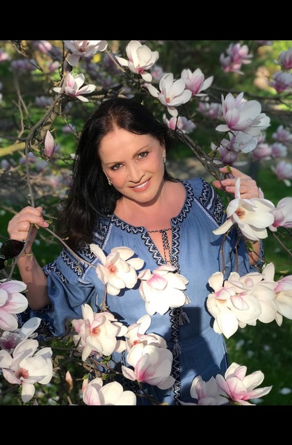 РоÑаÑÑ Ð² магнолиÑÑ
. 70-леÑнÑÑ Ð¿ÐµÐ²Ð¸Ñа поÑÑÑÑла ÑнÑм видом