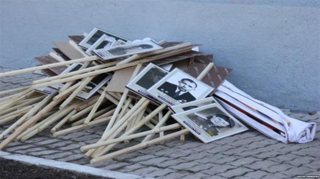 Фото, які спровокували скандал. Після акції «Безсмертного полку» у Москві учасники ходи викинули портрети начебто своїх рідних, які брали участь у війні. Це зайвий раз доводить фейковість цього заходу