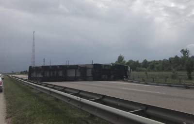 На трассе Киев-Одесса перевернулась фура и перекрыла движение На трассе Киев-Одесса перевернулась фура и перекрыла движение dqxikeidqxiqqeant