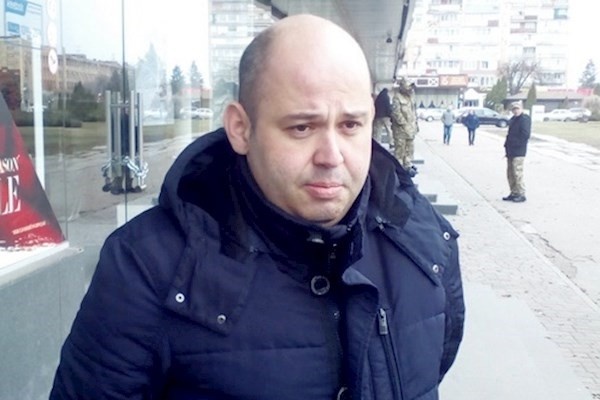 Коли 28 вересня минулого року депутат міськради Михайло Бінусов намагався поставити свою машину в гараж, в нього почали стріляти невідомі, які сиділи в засідці. Зловмисники випустили не менше 20 куль