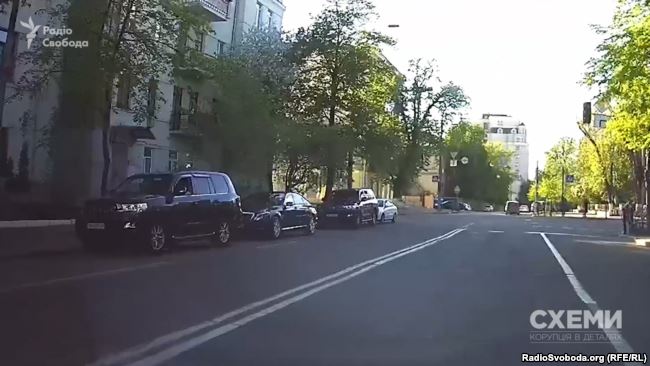 Авто з кортежу Суркісів біля Адміністрації президента