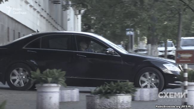 На передньому сидінні – чоловік, схожий на бізнесмена Григорія Суркіса