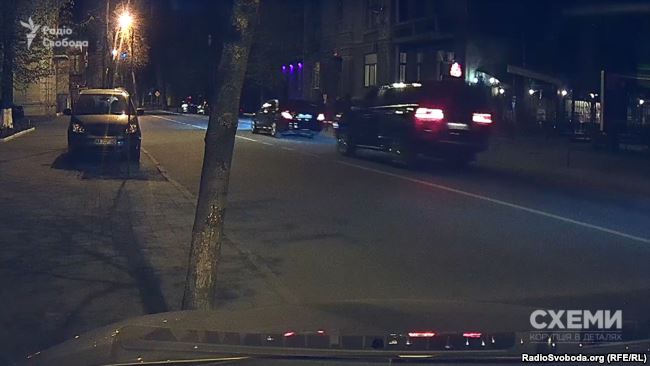 Кортеж, яким користуються брати Суркіси, їде у напрямку АП