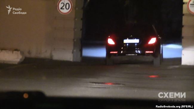 «Мерседес» пропускають на територію президентського офісу через бокові ворота