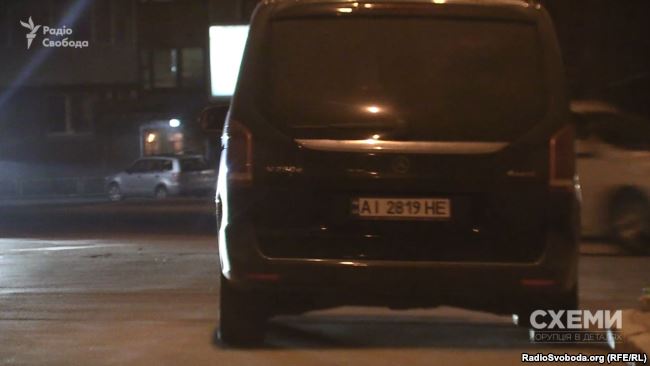 Автомобіль супроводу Олександра Грановського біля бокового заїзду до АП