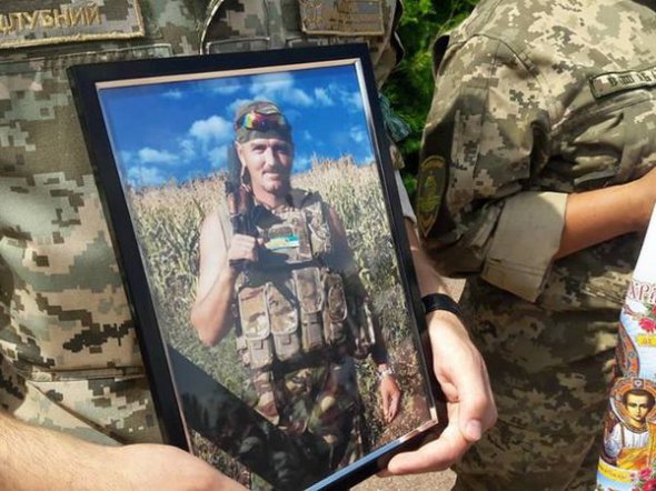 У героя остались жена и дочь