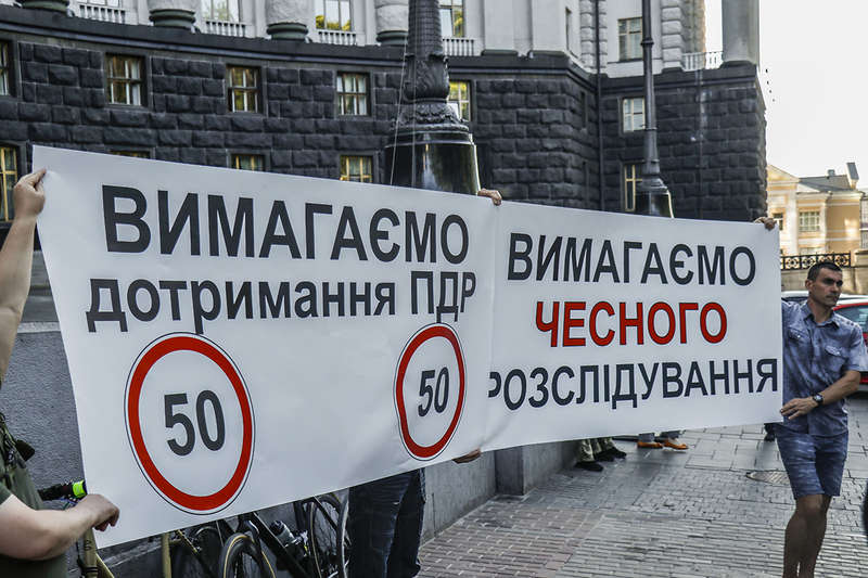 УчаÑтники акции пришли под Кабмин Ñ Ð¿Ð»Ð°ÐºÐ°Ñ‚Ð°Ð¼Ð¸