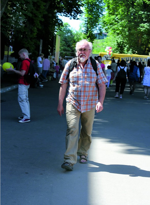 Юрій ВИННИЧУК, 66 років, письменник. Народився 18 березня 1952-го в Івано-Франківську. Батько був лікарем, мати – інженером-економістом. Освіту здобув на філологічному факультеті Прикарпатського університету імені Василя Стефаника. 1974 року переїхав до Львова. Працював вантажником, художником-оформлювачем. 1987-го організував естрадний театр ”Не журись!”. Був його режисером, писав сценарії, пісні, виступав як комедійний актор. У 1990-х – редактор відділу містики та сенсацій газети ”Post-Поступ”, головний редактор газети ”Гульвіса”. Автор збірки поезій ”Відображення”, повістей ”Ласкаво просимо в Щуроград”, ”Діви ночі”, ”Житіє гаремноє”, романів ”Мальва Ланда”, ”Груші в тісті”, ”Танґо смерті”, ”Цензор снів”, ”Аптекар”, ”Лютеція”. Також написав краєзнавчі книжки: ”Легенди Львова”, ”Кнайпи Львова”, ”Таємниці львівської кави”, міфологічну енциклопедію ”Книга бестій”. Твори перекладалися в Англії, Аргентині, Білорусі, Німеччині, Польщі, Канаді, Сербії, США, Франції, Хорватії, Чехії. За його казками зняли мультфільми ”Історія одного Поросятка”, ”Як метелик вивчав життя”, ”Лежень”. ”Флобер колись казав: ”Мадам Боварі – це я”. Так от Лежень – це я. Він наділений тими самими рисами і тією ж любов’ю до вареників”. Автор перекладів із німецької, англійської, чеської, польської, хорватської мов. Живе в місті Винники поблизу Львова. Переможець конкурсу Бі-Бі-Сі на найкращу українську книжку-2005 за роман ”Весняні ігри в осінніх садах”. Дружина Мирослава, 42 роки, син Олесь-Лук’ян, 14 років dqxikeidqxiqqeant