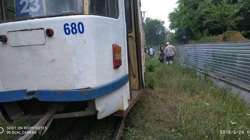 Ð’ Ð¥Ð°Ñ€ÑŒÐºÐ¾Ð²Ðµ Ð½Ð° Ñ…Ð¾Ð´Ñƒ Ð² Ñ‚Ñ€Ð°Ð¼Ð²Ð°Ðµ Ð¾Ñ‚Ð¿Ð°Ð»Ð¸ Ñ‚Ð¾Ñ€Ð¼Ð¾Ð·Ð°.