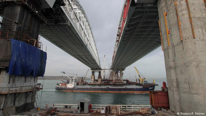 Не всі судна можуть пройти під новим Керченським мостом Не всі судна можуть пройти під новим Керченським мостом dqxikeidqxiqqeant