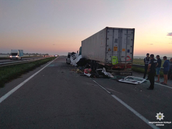 ДТП на трассе Киев-Одесса: 5 человек погибли, еще 12 госпитализированы в результате столкновения микроавтобуса с белорусской регистрацией и грузовика 03 ДТП на трассе Киев-Одесса: 5 человек погибли, еще 12 госпитализированы в результате столкновения микроавтобуса с белорусской регистрацией и грузовика 03