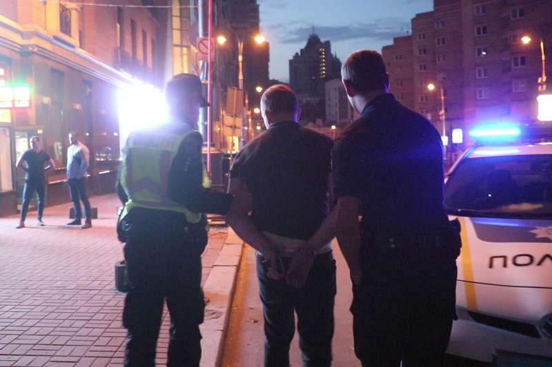 Ð’ Ñ€ÐµÐ·ÑƒÐ»ÑŒÑ‚Ð°Ñ‚Ðµ Ð²Ð¾Ð·Ð½Ð¸Ðº ÐºÐ¾Ð½Ñ„Ð»Ð¸ÐºÑ‚ Ð¼ÐµÐ¶Ð´Ñƒ Ð²Ð¾Ð´Ð¸Ñ‚ÐµÐ»ÐµÐ¼ Ð°Ð²Ñ‚Ð¾, ÐµÐ³Ð¾ Ð·Ð°Ñ‰Ð¸Ñ‚Ð½Ð¸ÐºÐ¾Ð¼, Ð¿Ð¾Ð»Ð¸Ñ†Ð¸ÐµÐ¹ Ð¸ Ð¶ÑƒÑ€Ð½Ð°Ð»Ð¸ÑÑ‚Ð°Ð¼Ð¸ dqxikeidqxitkant