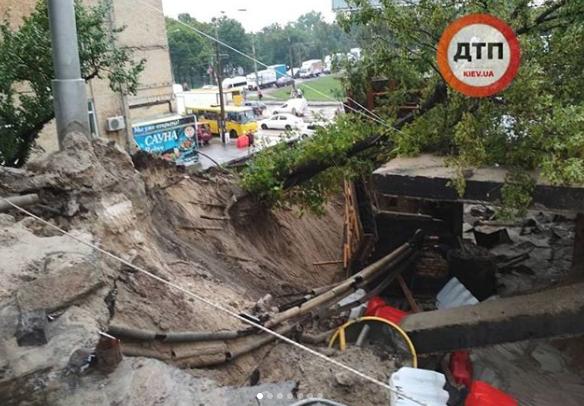 В Киеве из-за сильнейшего ливня обрушился мост (ФОТО) - 137693 В Киеве из-за сильнейшего ливня обрушился мост (ФОТО) - фото 137693 dqxikeidqxiqqeant