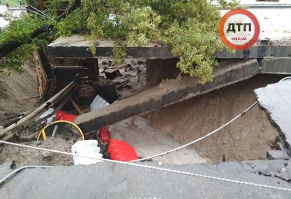 В Киеве из-за сильнейшего ливня обрушился мост (ФОТО) - 137692 В Киеве из-за сильнейшего ливня обрушился мост (ФОТО) - фото 137692