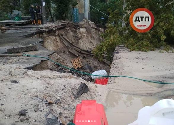 В Киеве из-за сильнейшего ливня обрушился мост (ФОТО) - 137694 В Киеве из-за сильнейшего ливня обрушился мост (ФОТО) - фото 137694