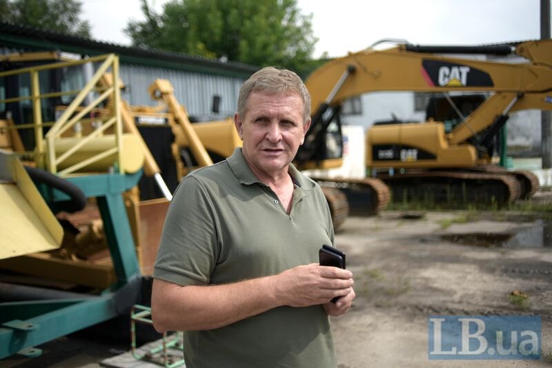 Віктор Коц показує спеціальну техніку, яку закупила його компанія, щоб отримати ліцензію. Поки йдуть суди орендована техніка стоїть