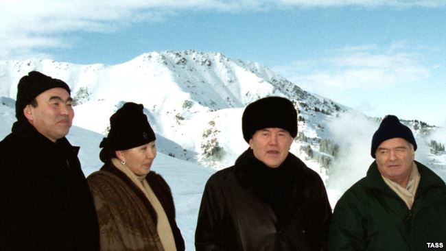 Казахстан, 2001 рік. Зліва Аскар Акаєв із дружиною Майрам, далі Нурсултан Назарбаєв, Іслам Карімов