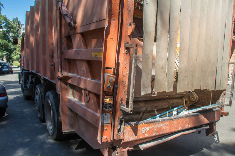 ÐœÑƒÐ¶Ñ‡Ð¸Ð½Ð° Ð²Ñ‹Ð³Ñ€ÑƒÐ¶Ð°Ð» Ð¼ÑƒÑÐ¾Ñ€ Ð² Ð¼ÑƒÑÐ¾Ñ€Ð¾Ð²Ð¾Ð· Ð¸ Ð¿Ð¾ Ð½ÐµÐ¾ÑÑ‚Ð¾Ñ€Ð¾Ð¶Ð½Ð¾ÑÑ‚Ð¸ Ñ Ð½Ð¸Ð¼ Ð¿Ñ€Ð¾Ð¸Ð·Ð¾ÑˆÐµÐ» Ð½ÐµÑÑ‡Ð°ÑÑ‚Ð½Ñ‹Ð¹ ÑÐ»ÑƒÑ‡Ð°Ð¹