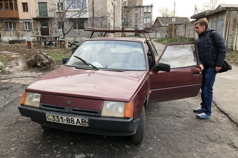 Журналист Сергей Гузь из Каменского Днепропетровской области показывает личный автомобиль после ремонта. В прошлом году неизвестные подожгли авто Сергея dqxikeidqxiqqeant