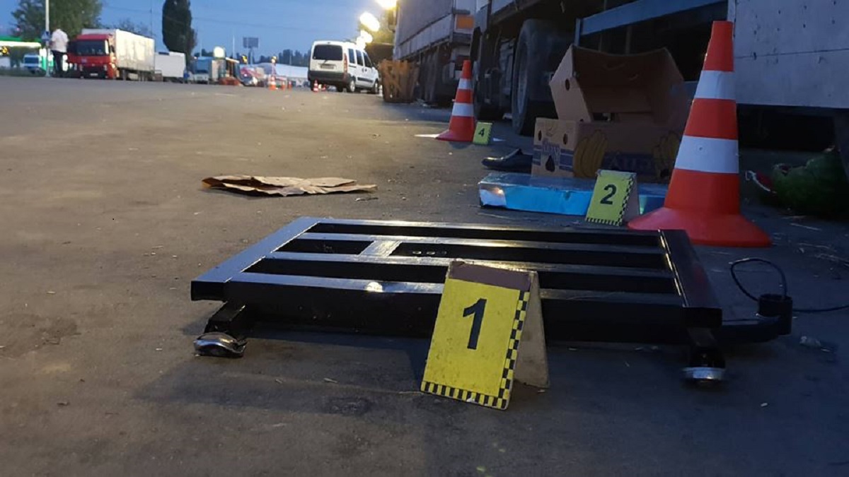 ÐžÑ‚ ÑƒÐ´Ð°Ñ€Ð° Ð¿ÐµÑˆÐµÑ…Ð¾Ð´Ð° Ð¾Ñ‚ÐºÐ¸Ð½ÑƒÐ»Ð¾ Ð¿Ð¾Ð´ ÐºÐ¾Ð»ÐµÑÐ° Ñ„ÑƒÑ€Ñ‹