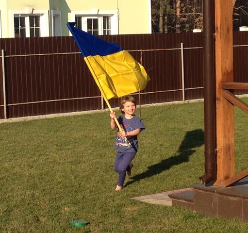 На данном изображении может находиться: 1 человек, ребенок и на улице dqxikeidqxiqqeant