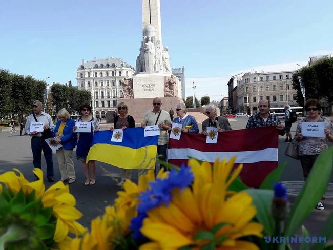 Акция памяти в годовщину Иловайской трагедии прошла в Риге 01 Акция памяти в годовщину Иловайской трагедии прошла в Риге 01 dqxikeidqxiqqeant