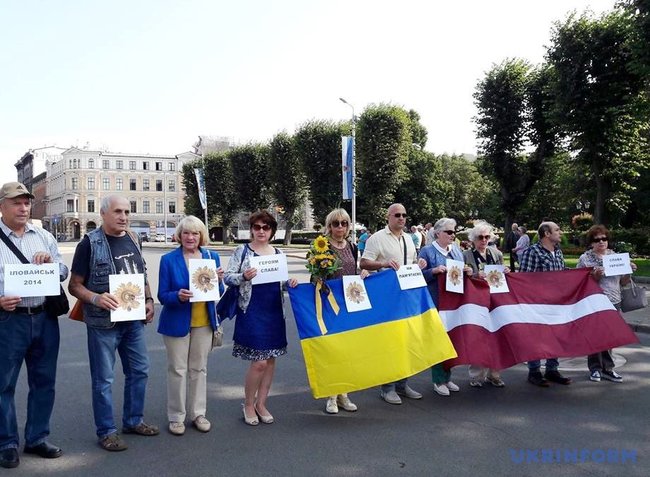 Акция памяти в годовщину Иловайской трагедии прошла в Риге 03 Акция памяти в годовщину Иловайской трагедии прошла в Риге 03