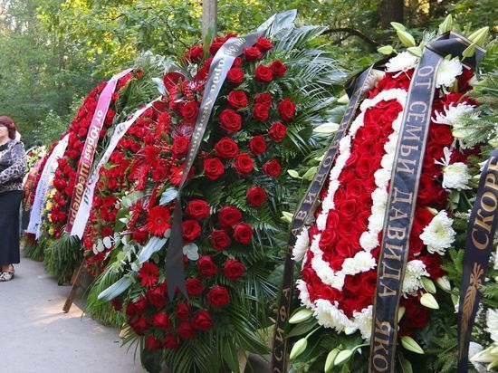 Табличка и гора земли: в сеть попало первое фото могилы Кобзона dqxikeidqxiqqeant