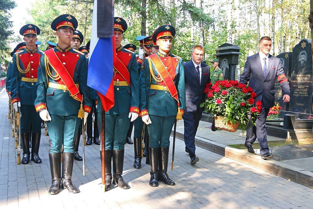 Табличка и гора земли: в сеть попало первое фото могилы Кобзона