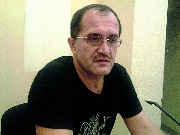 Геннадій ЄФІМЕНКО, 47 років, історик. Народився 25 січня 1971 року в райцентрі Марківка на Луганщині. Батько працював у Марківському військкоматі, мати – вчителька біології. Закінчив історичний факультет Луганського педагогічного інституту імені Тараса Шевченка. Працював учителем історії у середній школі в Марківці. 2001-го захистив кандидатську дисертацію на тему: ”Національно-культурна політика ВКП(б) щодо радянської України (1932–1938)”. Старший науковий співробітник Інституту історії України, науковий редактор громадсько-просвітницького проекту ”LikБез. Історичний фронт”. Цікавиться історією України 1917–1939 років: національно-культурна політика, стосунки між УСРР та Кремлем, вчительство, Голодомор. Видав книжку ”Статус УСРР та її взаємовідносини з РСФРР: довгий 1920 рік” та брошуру ”Формування східного кордону України. Український Донбас”. Співавтор монографії ”Україна радянська. Ілюзії та катастрофи ”комуністичного раю”. Одружений, має трьох доньок та сина dqxikeidqxitkant