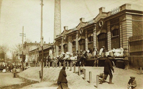 Залізничний вокзал міста Білгорода – теперішнього обласного центру Росії, 1918 рік. Із 10 квітня по 20 грудня того року в місті стояли війська Української Держави та її союзниці Німеччини. Більшість населення Білгорода й околиць спілкувалися українською мовою