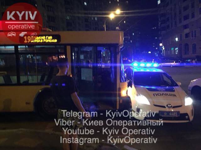 Ð Ðиеве ÑÑоллейбÑÑ Ð¿ÑоÑаÑанил авÑо полиÑии: ÑоÑо Ñ Ð¼ÐµÑÑа ÐТРdqxikeidqxitkant