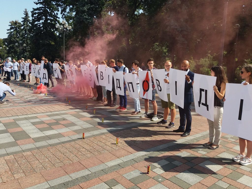 Под Радой зажгли фаеры и дымовые шашки: что произошло dqxikeidqxiqqeant