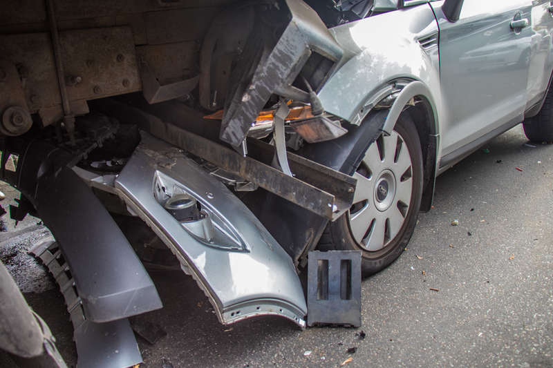 Ðо неизвеÑÑной пÑиÑине, девÑÑка-водиÑÐµÐ»Ñ Ford пÑоÑаÑанила Ñзади гÑÑзовик