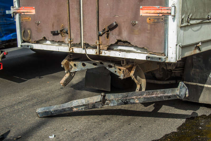 Ð ÑезÑлÑÑаÑе ÑÑÐ¾Ð»ÐºÐ½Ð¾Ð²ÐµÐ½Ð¸Ñ Ñ Kuga ÑазбиÑа пеÑеднÑÑ ÑаÑÑÑ, а Ñ Ð³ÑÑзовика оÑпал задний бампеÑ