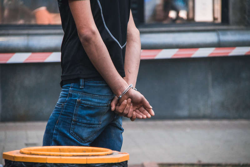  Ð£Ð²Ð¸Ð´ÐµÐ² Ð¿Ñ€Ð°Ð²Ð¾Ð¾Ñ…Ñ€Ð°Ð½Ð¸Ñ‚ÐµÐ»ÐµÐ¹, Ð¿Ð¾Ð´Ñ€Ð¾ÑÑ‚ÐºÐ¸ Ð¿Ñ€Ð¸Ð½ÑÐ»Ð¸ÑÑŒ Ð²Ñ‹Ð±Ñ€Ð°ÑÑ‹Ð²Ð°Ñ‚ÑŒ Ð²ÑÐµ Ð²ÐµÑ‰ÐµÑÑ‚Ð²ÐµÐ½Ð½Ñ‹Ðµ Ð´Ð¾ÐºÐ°Ð·Ð°Ñ‚ÐµÐ»ÑŒÑÑ‚Ð²Ð°