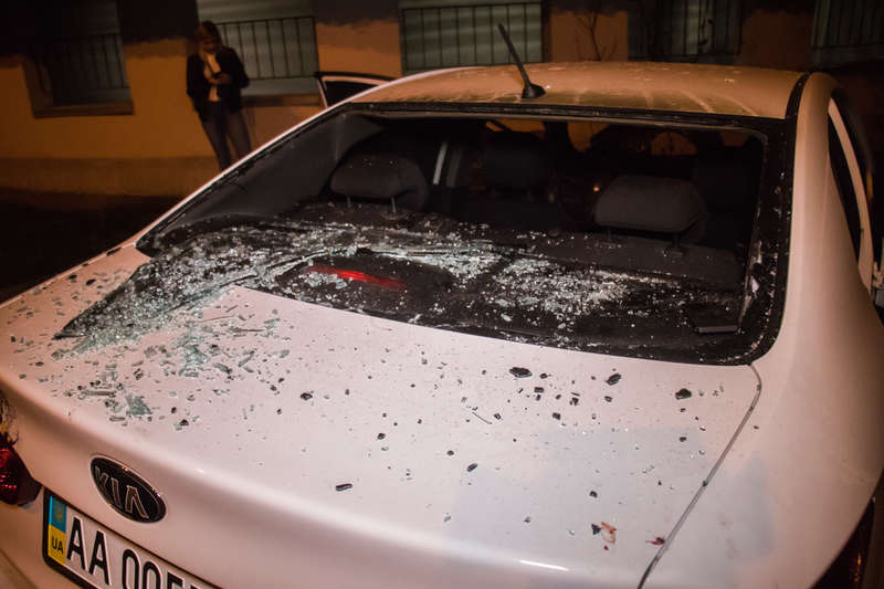 Ðо пÑедваÑиÑелÑной инÑоÑмаÑии, Ð²Ð»Ð°Ð´ÐµÐ»ÐµÑ KIA пÑÑалÑÑ Ð²ÐºÐ»ÑÑиÑÑ ÑигнализаÑиÑ, Ñазбив ÑÑекло