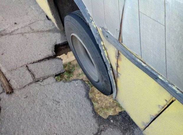 Автобус застряг у наскрізній дірці в мосту у Запоріжжі dqxikeidqxiqqeant