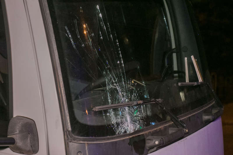 ÐодиÑÐµÐ»Ñ Ð½Ðµ ÑÑпел вовÑÐµÐ¼Ñ Ð·Ð°ÑоÑмозиÑÑ Ð¸ пеÑеÑ
од головой влеÑел пÑÑмо в лобовое ÑÑекло авÑомобилÑ