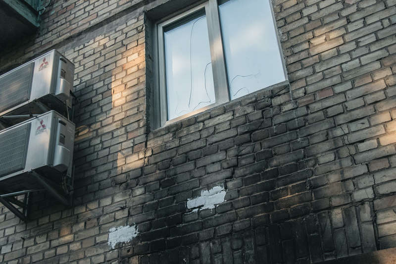 Таких трещин, по словам жильцов, несколько десятков Таких трещин, по словам жильцов, несколько десятков