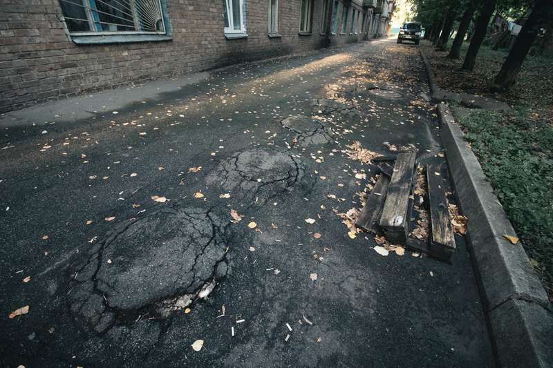 Из-под асфальта начали выпирать столбы, которые входят в систему, защищающую дом от оползней и сдвига почвы Из-под асфальта начали выпирать столбы, которые входят в систему, защищающую дом от оползней и сдвига почвы