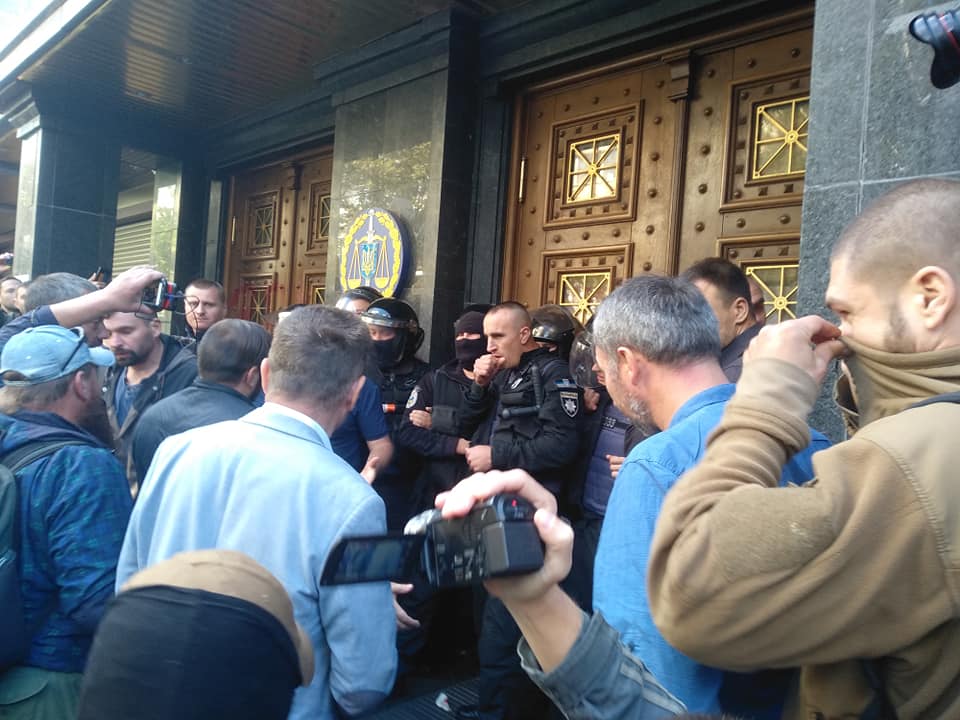 Ðа данном изобÑажении Ð¼Ð¾Ð¶ÐµÑ Ð½Ð°Ñ
одиÑÑÑÑ: 3 Ñеловека, на ÑлиÑе