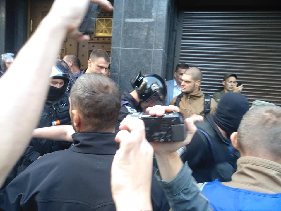 Ðа данном изобÑажении Ð¼Ð¾Ð¶ÐµÑ Ð½Ð°Ñ
одиÑÑÑÑ: 3 Ñеловека, камеÑа, боÑода и на ÑлиÑе