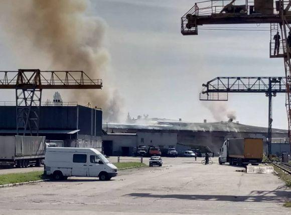 Ðа ÑабÑике в ÐиÑомиÑе вÑпÑÑ
нÑл огÑомнÑй пожаÑ: видеоÑÑанÑлÑÑÐ¸Ñ Ð¾Ð½Ð»Ð°Ð¹Ð½