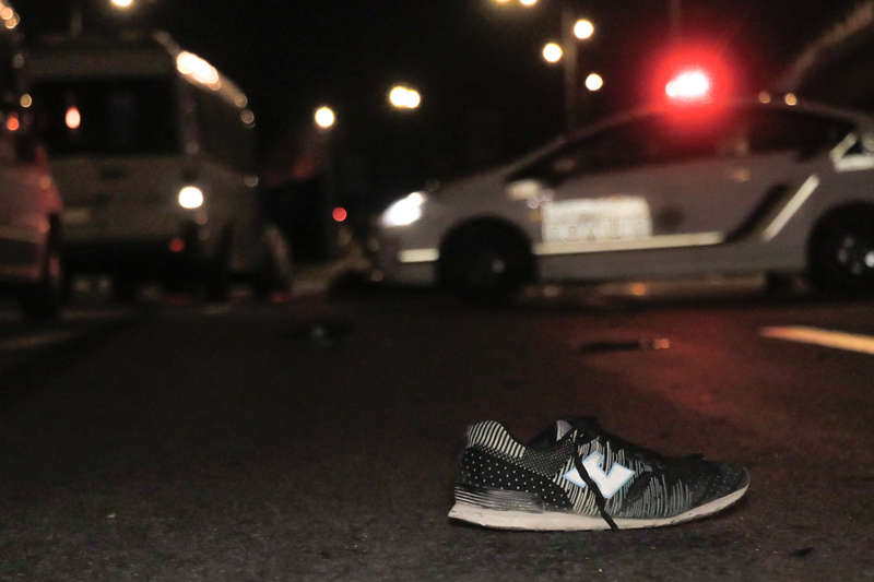 ÐенÑина побежала пÑÑмо ÑеÑез СÑолиÑное ÑоÑÑе, пÑенебÑÐµÐ³Ð°Ñ Ð¿Ð¾Ð´Ð·ÐµÐ¼Ð½Ñм пеÑеÑ
одом, где ее и Ñбил микÑоавÑобÑÑ