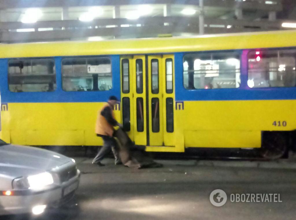 ÐÑди оказалиÑÑ Ð² заложникаÑ
: в Ðиеве пÑоизоÑел ÑÑанÑпоÑÑнÑй ÐºÐ¾Ð»Ð»Ð°Ð¿Ñ dqxikeidqxiqqeant